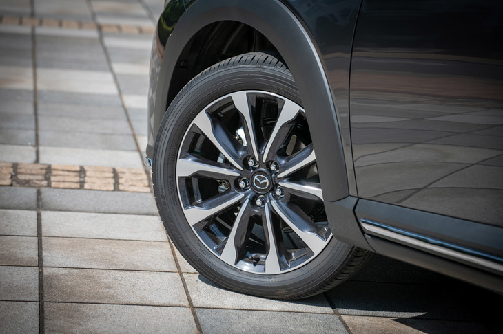 サスペンションの改良に合わせ、タイヤには「CX-3」専用設計の「トーヨー・プロクセスR52A」を採用。路面からの入力に早い段階から応答し、よりスムーズに入力をいなす方向でチューニングがなされている。