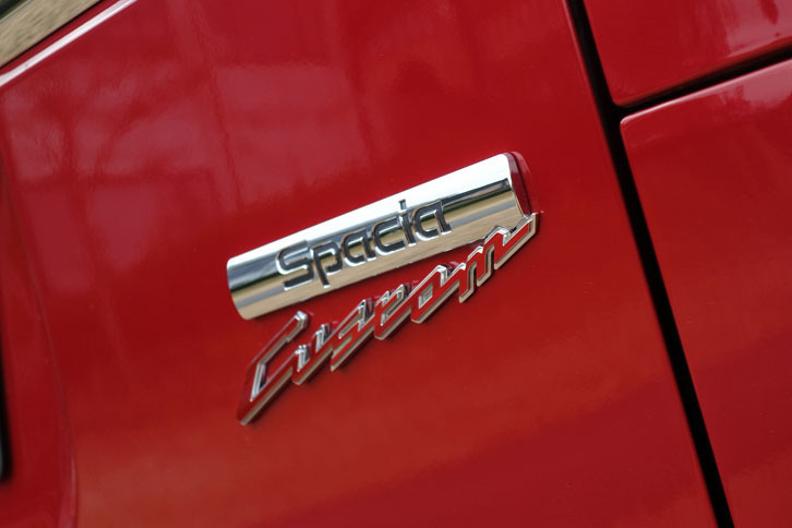 「スズキ・スペーシア カスタム ハイブリッドXSターボ」（エンブレム）