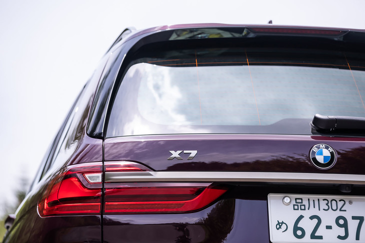 左右のリアコンビネーションランプをつなぐリアウィンドウ下のクロームバーは、最上級セダン「7シリーズ」譲りの意匠。