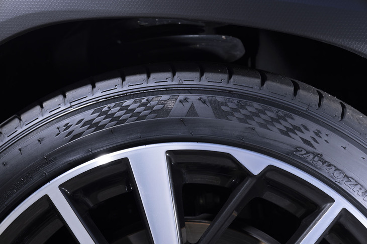 サイドウォールに刻まれたチェッカードフラッグのパターン。走りに対する気分を高めてくれる。