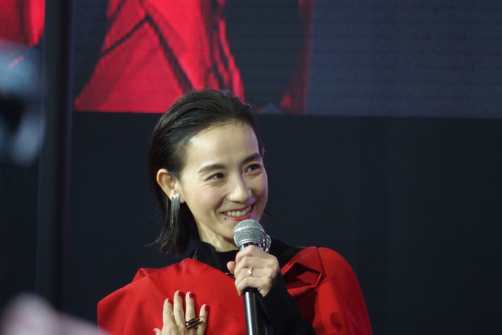 モデリスタのブースに登場したデザイナー／アーティストの篠原ともえさん。