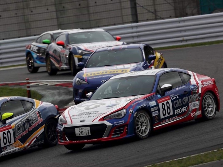 88号車の井口選手は2位表彰台獲得！ 4番手からスタートし、一つひとつ冷静に確実に順位を上げていくという、とても盛り上がったレースでした。私にとっても、井口選手のレースの運び方を見てとても勉強になることばかりでした。