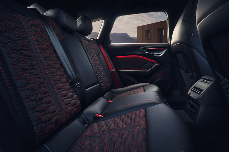 オプションの「RSデザインパッケージ」が選択された「RS 5アバント」のリアシート。