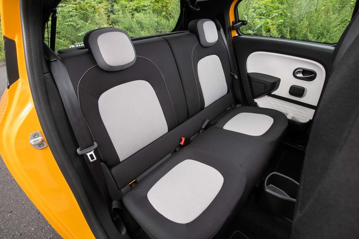 従来型に備わっていた、リアの座面下の収納ネットが省略されている。