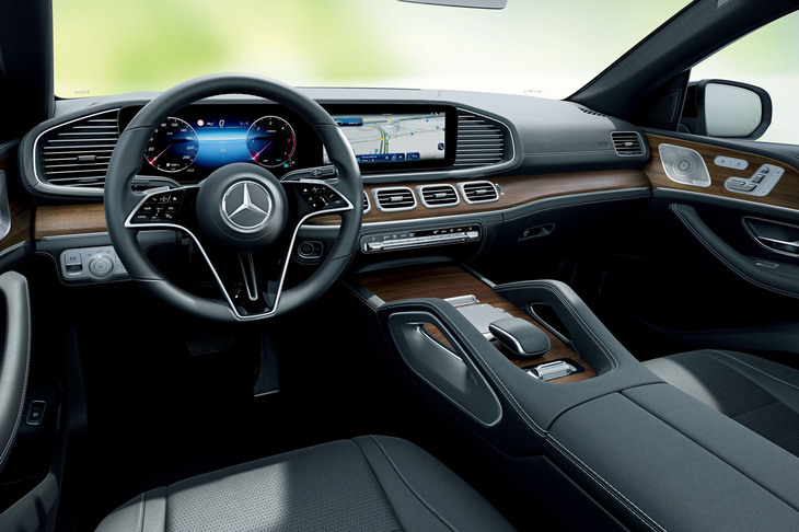 「GLE450d 4MATICクーペ スポーツ コア」のインテリア（日本仕様は右ハンドル）。