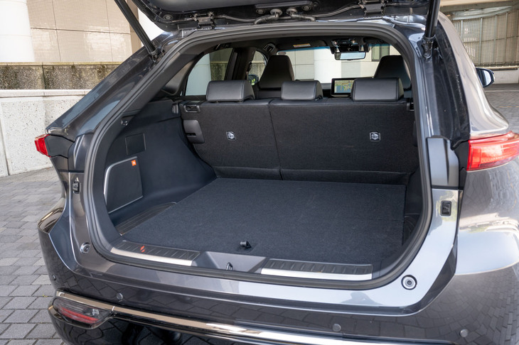 荷室容量は純エンジン車やHEVの409リッターに対し、408リッターとされる。PHEVでは荷室のデッキサイドトリムの形状とボード下の構造が異なる。