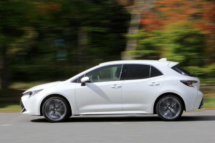 誕生は1966年と、トヨタ車の中でも長い歴史を誇る「カローラ」。本文中の「隣のクルマが小さく見えます」という文句は、かつて熾烈（しれつ）な販売競争を繰り広げたライバル車である、日産の2代目「サニー」のキャッチフレーズだ。