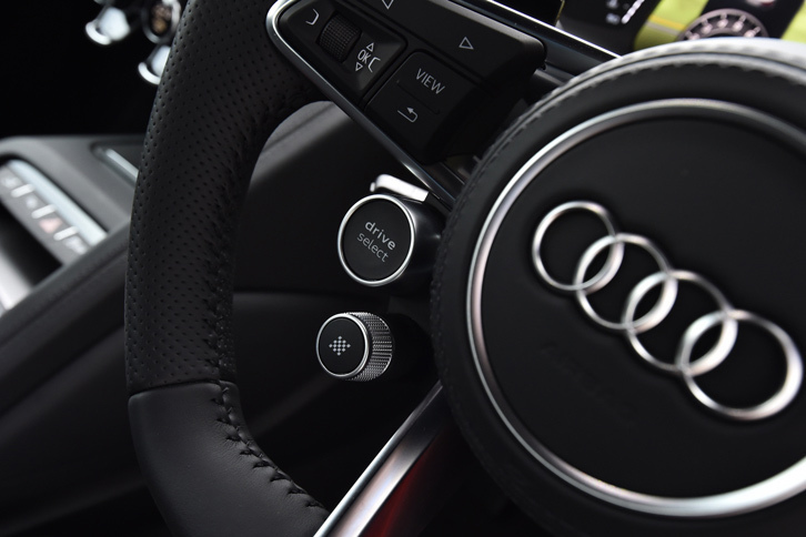 ステアリングホイールに備わる「ドライブセレクト」と「パフォーマンスモード」のスイッチ。