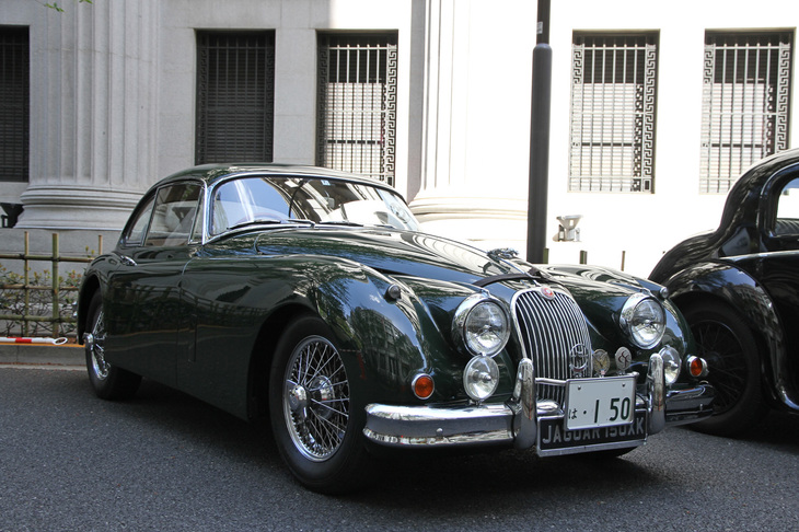 1957年「ジャガーXK150フィクスドヘッドクーペ」。「XK120」に始まるXKシリーズの最終発展型。3.4リッター直6 DOHCエンジンを搭載。