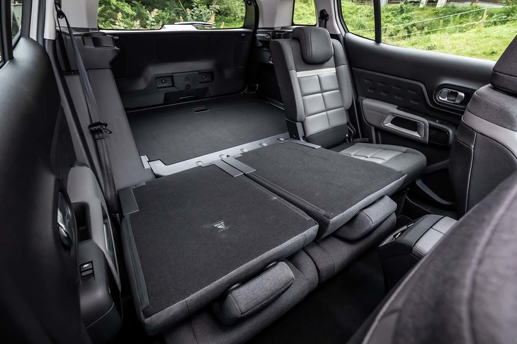 後席背もたれは、40：20：40の分割可倒式。5人乗車時の荷室容量は580リッターで、シートを一番前にスライドさせると670リッターに。背もたれをすべて倒すと1630リッターにまで容量を拡大できる。