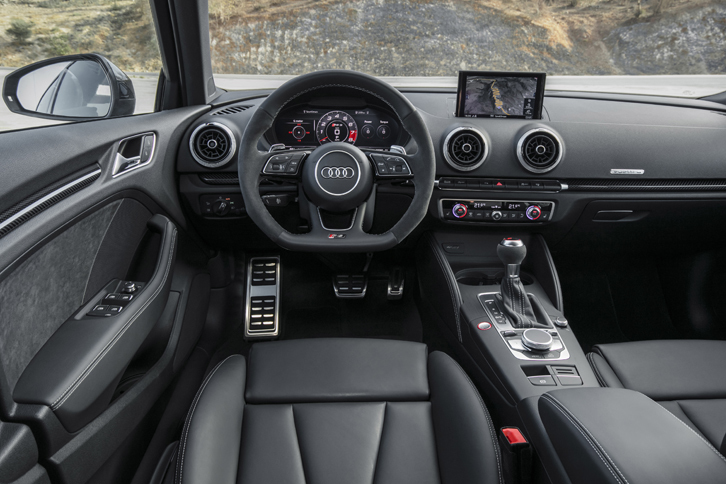 
	ダークカラーでコーディネートされた「RS 3セダン」のコックピット。スポーツシートの表皮にはファインナッパレザーが採用されている。
	