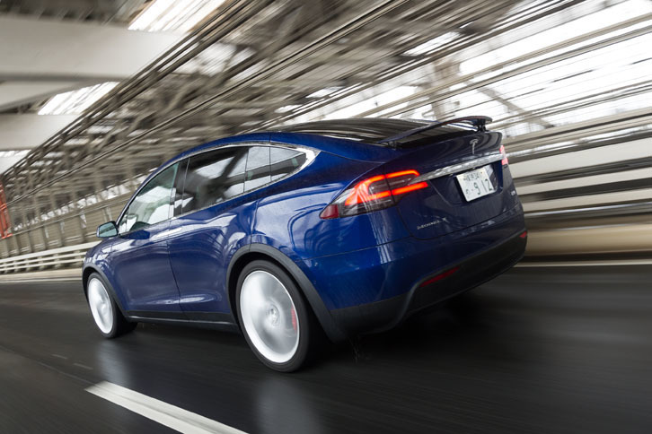 「P90D」のシステム総合出力は、最高出力470ps、最大トルク830Nm。最高速度は250km/hで、0-100km/ｈ加速を3.9秒でこなす。