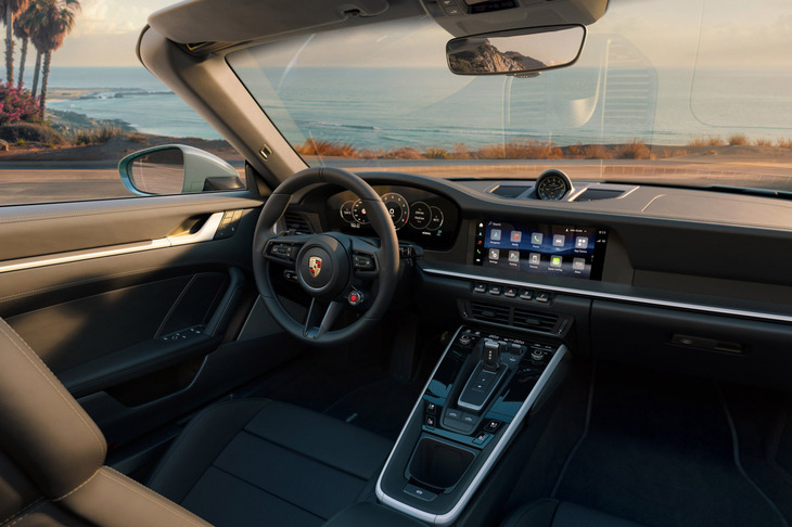 「911カレラ4Sカブリオレ」のインテリア。