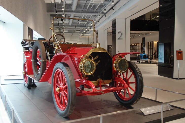 「トーマス・フライヤー・モデルL」（1909年）。「ニューヨーク・パリ世界一周ロードレース」で優勝し、ガソリン自動車の信頼性と耐久性の高さを世に示した一台。