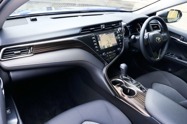 左右非対称のセンターパネルが目を引くインテリア。低いボンネットや細身のAピラーがもたらす前方視界のよさは、セリングポイントのひとつ。