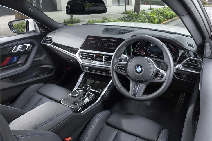 試乗車の内装はブラックのヴァーネスカレザーでコーディネート。トリムはピアノブラックがチョイスされていた。