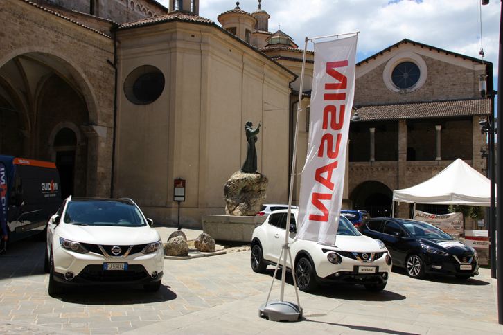 日産の販売店が陣取った広場。