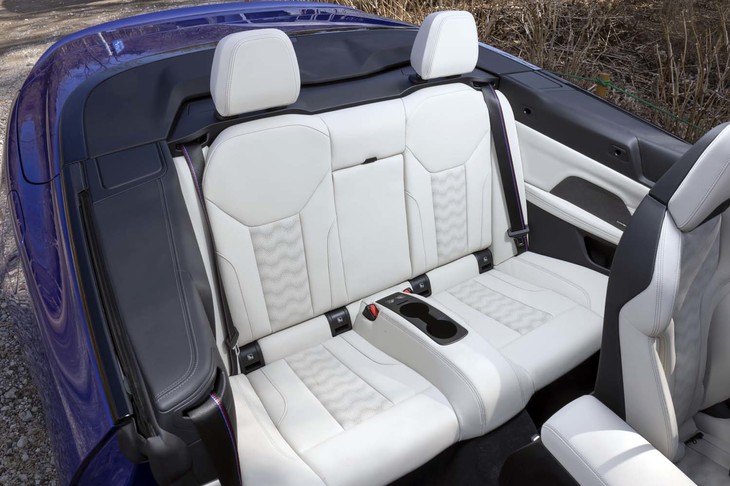 後席の定員は2人。背もたれはやや直立気味だが、大人が乗っても膝まわりには十分余裕がある。