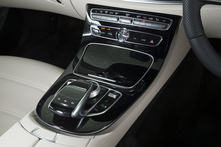 ピアノラッカー調のパネルが採用されたセンターコンソール。写真中央はふた付きの小物入れスペースになっている。