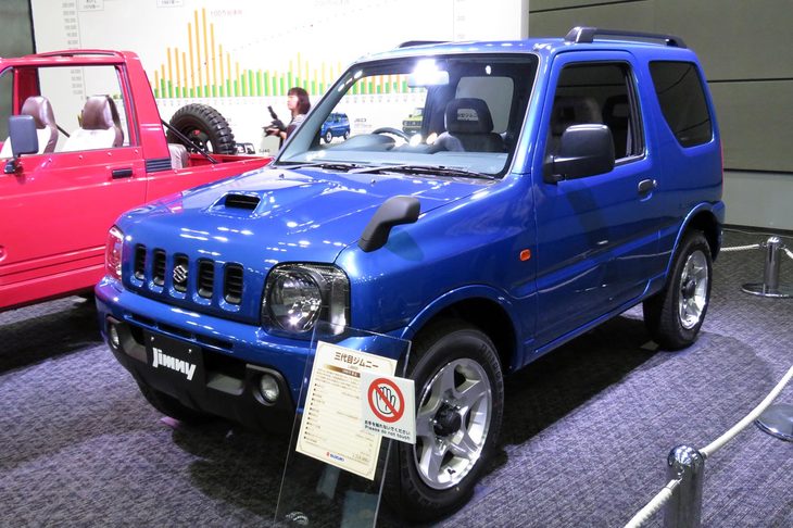 いささか乗用車ライクなデザインが特徴の3代目「スズキ・ジムニー」（JB23）。1998年10月の軽自動車規格改定に合わせてデビューし、その後、実に20年にわたり販売され続けた。