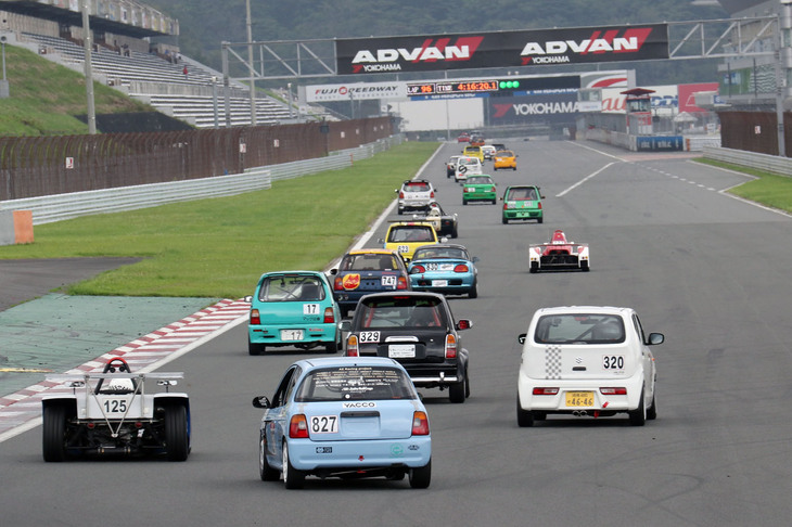 スタートから4時間少々を経過したところで、最終コーナーを立ち上がってホームストレートを行く参戦車両。