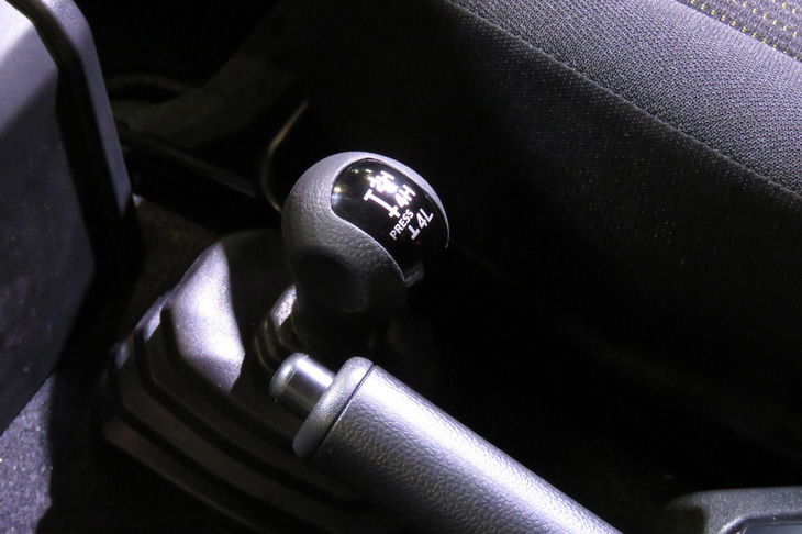 副変速機やトランスファーの操作は、ボタン式から古式ゆかしきレバー式に戻された。