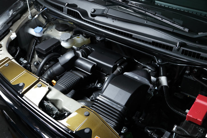 660ccのターボエンジンとマイルドハイブリッド機構が組み合わされたパワープラント。燃費はJC08モード計測で28.4km/リッターとされている。