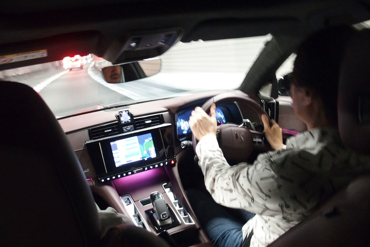 「DS 9」で首都高に乗り入れると、スピードが上がるにしたがってしっかりした乗り心地に変わっていった。搭載される1.6リッター直4ガソリンターボエンジンは最高出力225PS、最大トルク300N・mという実力。