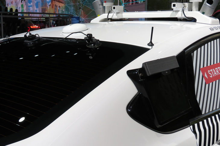 ドミノ・ピザとの協業による、ピザの自動宅配システムの実験車両。