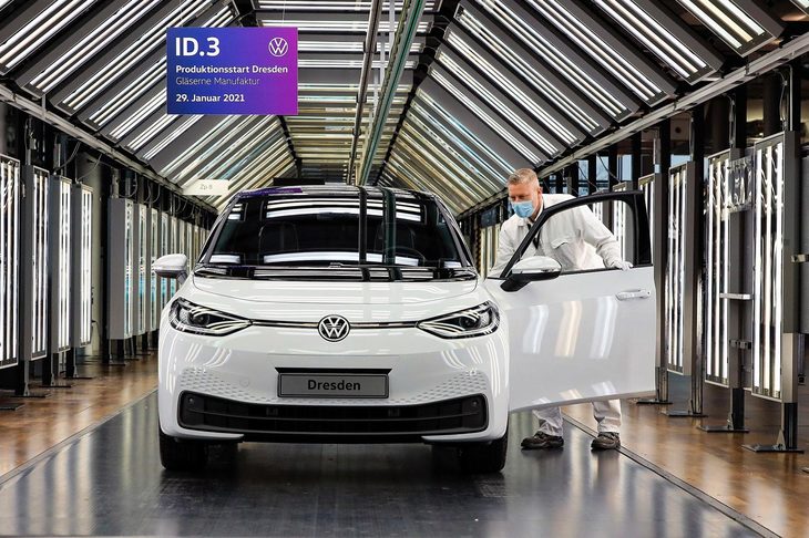 VWの経営戦略は、EVの販売比率の変化についても、自動車市場の成長についても、業界の平均的よりいささか強気な予想に立脚しているのだ。