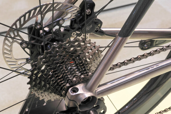 同じくパッソーニのグラベルバイクより、カンパニョーロが発表したばかりの13段変速機。露出した機構部分の美しさを愛（め）でられるのは、モーターサイクル同様、自動車にはない特権だと筆者は考える。