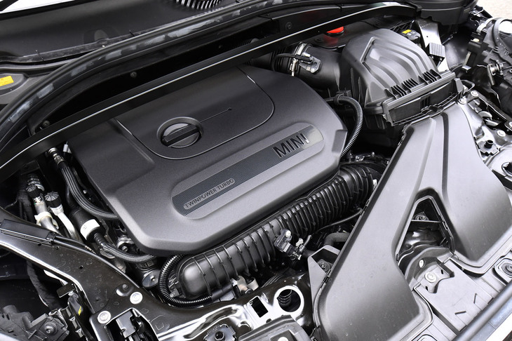 強化クランクシャフトや専用ピストン、改良型ターボチャージャーなどの採用により、最高出力306PS、最大トルク450N・mを誇る「MINIジョンクーパーワークス クラブマン」の2リッター直4ターボエンジン。