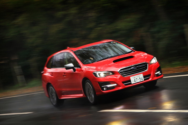 ボディーカラーは新色「ストームグレーメタリック」を含む全8色。テスト車には「ピュアレッド」が採用されていた。