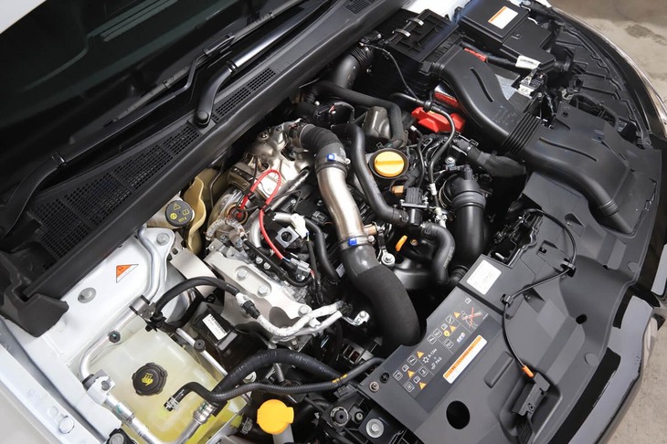 パワーユニットは、1.8リッター直4直噴ターボエンジン。279psの最高出力と390Nmの最大トルクはノーマルの「メガーヌR.S.」と変わらない。