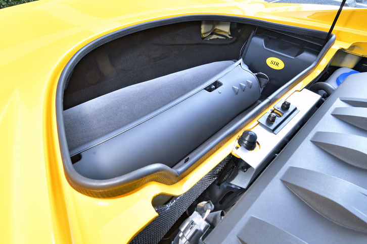 エンジンルームの後ろにはコンパクトなラゲッジスペースが設置される。写真は巻き取り式のほろを収納したところ。