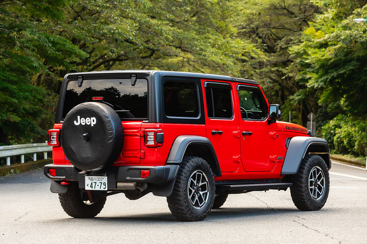 【ジープ・ラングラー アンリミテッド ルビコンのスペック】
	ボディーサイズ：全長×全幅×全高＝4870×1930×1855mm／ホイールベース：3010mm／車重：2110kg／駆動方式：4WD／エンジン：2リッター直4 DOHC 16バルブ ターボ／トランスミッション：8段AT／最高出力：272PS（200kW）/5250rpm／最大トルク：400N・m（40.8kgf・m）/3000rpm／タイヤ：（前）LT255/75R17 111/108Q M＋S／（後）LT255/75R17 111/108Q M＋S（BFグッドリッチ・マッドテレインT/A KM2）／燃費：9.3km/リッター（WLTCモード）／価格：889万円
	
	【取材時の燃費データ】
	テスト距離：293.9km（市街地2：高速道路6：山岳路2）／使用燃料：44.4リッター（ハイオクガソリン）／参考燃費：6.6km/リッター（満タン法）／7.7km/リッター（車載燃費計計測値）