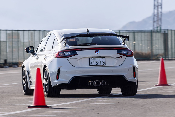 ホンダアクセスが提唱する「実効空力」のコンセプトに基づいて開発された、「ホンダ・シビック タイプR」用の「テールゲートスポイラー（カーボン）」。同アイテムを装着した車両にクローズドコースと公道で試乗し、その効果を確認した。