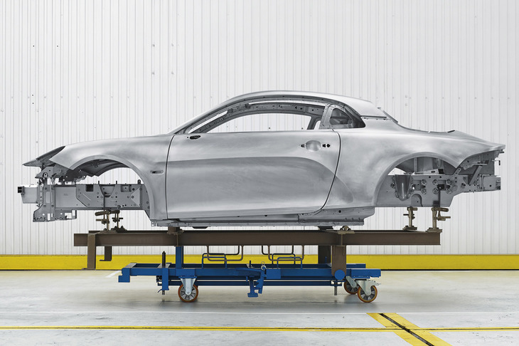 新型「アルピーヌA110」は、プレス加工のアルミ材でボディーが形成されている。FRP製だったかつてのA110と比べると、塗装の上からでもパネルの素材感の違いは明白に分かる。