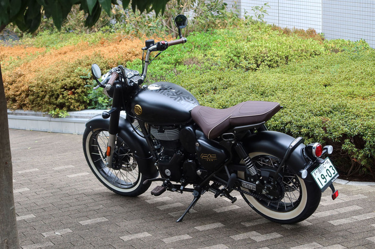 国内では2025年9月18日に発売された、ロイヤルエンフィールドの新型バイク「ゴアン クラシック350」。トラディショナルなクラシックデザインをベースとしながら、“ボバー”と呼ばれるカスタムのテイストも演出されている。