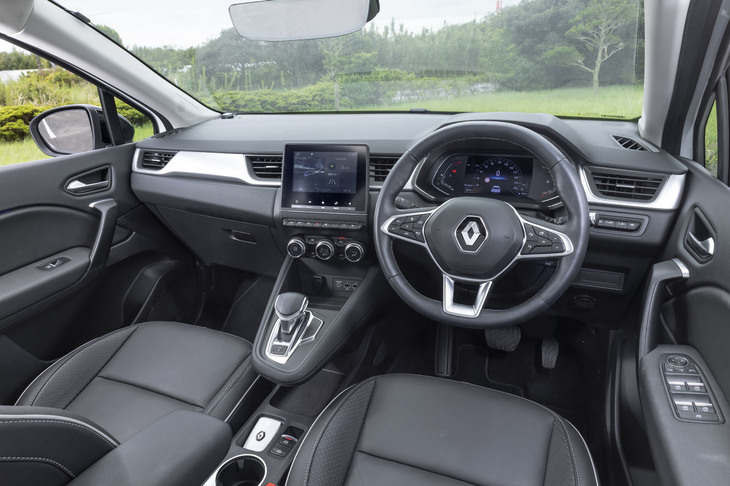 フローティング形状のセンターコンソールが特徴的な「キャプチャー」のインストゥルメントパネルまわり。インフォテインメントシステムがApple CarPlayやAndroid Autoに対応していたり、2つのUSBソケットやワイヤレスチャージャーを備えていたりと、スマートフォンとの連携機能も充実している。