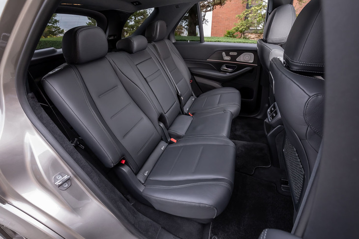 2列目シートの背もたれは40：20：40の分割可倒式。3列目への乗り降りのために、電動のイージーエントリー機能も備わる。