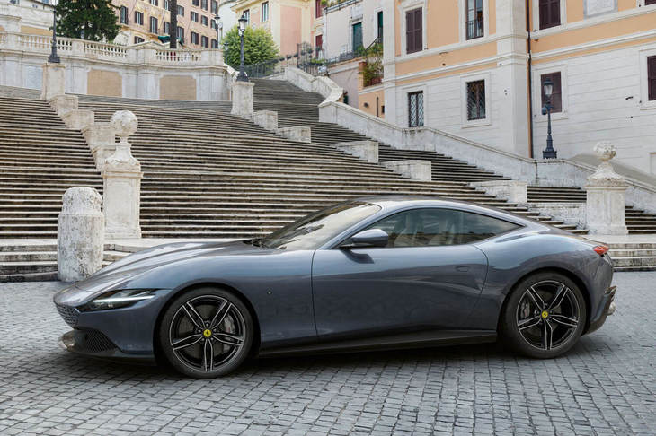 エクステリアは、1950～1960年代のローマで見られたドルチェヴィータ（華やかで自由気ままな生き方）の世界観を現代流に解釈し直したデザインが特徴となっている。