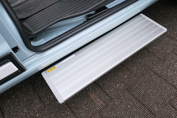 ホンダ・ステップワゴンe：HEVエアー ホンダアクセス用品装着車（オートサイドステップ）