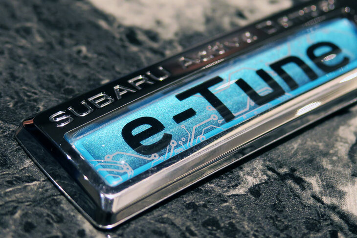 「e-Tune」のバッジはクリア部分の下地に基盤のデザインが施されるなど、非常に凝ったつくりとなっている。