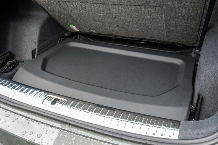 荷室のフロアボードの下には収納スペースが隠されている。使わないときにトノカバーをしまっておけるのがスマートだ。