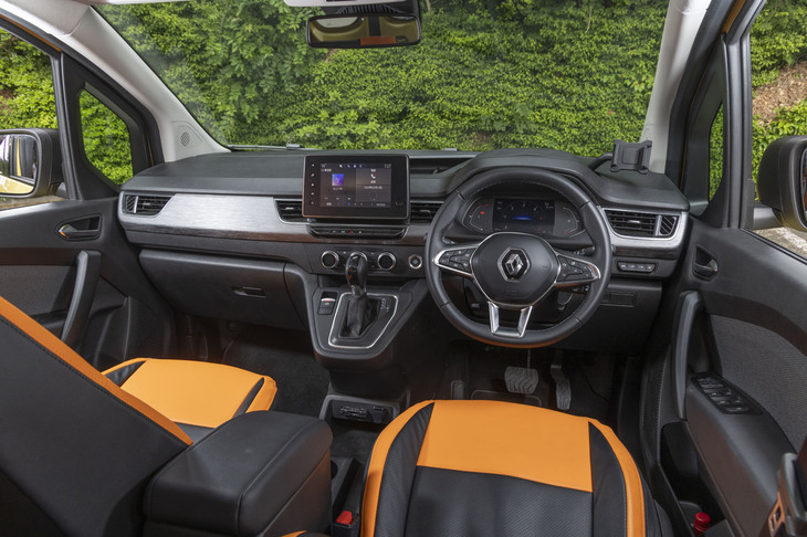 広々としたキャビンが人にも犬にもうれしい。現行モデルでは8インチのセンタースクリーンや液晶式メーター、電動パーキングブレーキ等の採用によってダッシュボードの近代化が一気に進んだ。