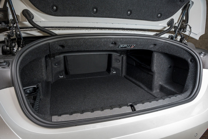 トランク容量はクローズ時が385リッターでオープン時が300リッター。