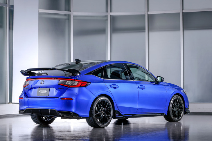 東京オートサロン2023仕様の純正アクセサリーパーツでカスタマイズされた「シビックe：HEV」。リアの「e：HEV」エンブレムもブラック仕上げになっている。