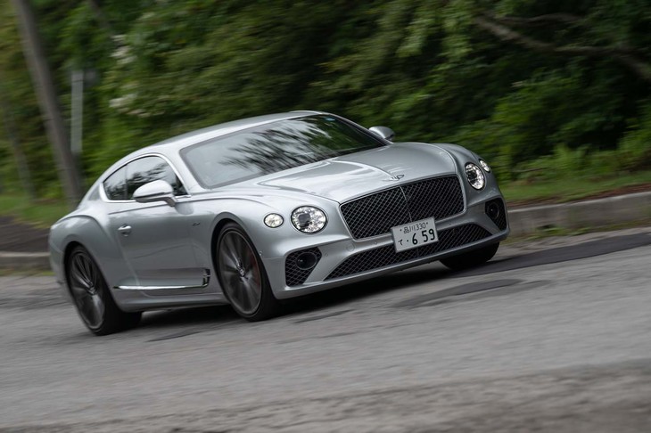 48V電源でスタビライザーを制御（固めたり緩めたり）して車体のロールを抑制する「ベントレーダイナミックライド」を標準装備する。