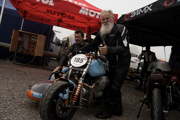 サイドカークラスには25台ものマシンがエントリー。自作フレームのマシンも多く見られた。この車両は「モト・グッツィV7スポーツ」用エンジンを搭載。